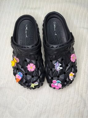 Crocs Black Textured Clog Sandals with Charms - Size 40 / US 9